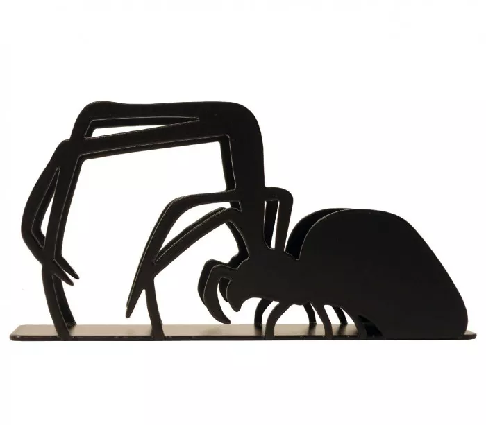 Ungewöhnliches Accessoire aus schwarzem Metall zur Aufbewahrung von Post auf einem Schreibtisch oder einer Konsole