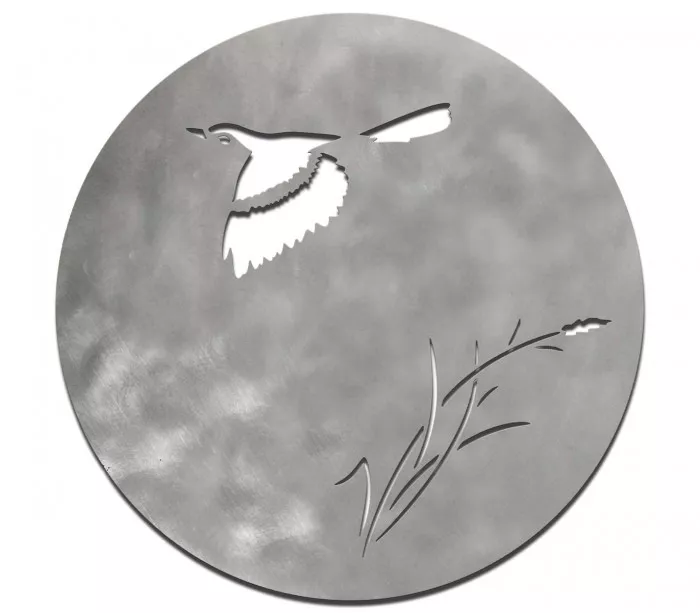 Topfuntersetzer aus gebürstetem Edelstahl mit einem ausgestanzten Vogel im Natur- und Landhausstil