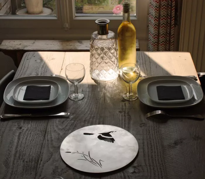 Originelle Tischdekoration mit Untersetzer Vogel aus gebürstetem Edelstahl