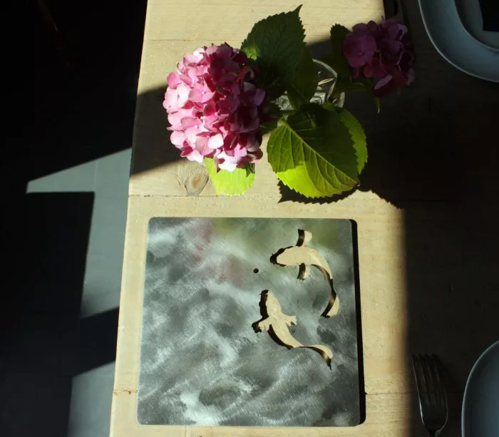 Origineller Untersetzer aus handgefertigtem gebürstetem Edelstahl Goldfisch
