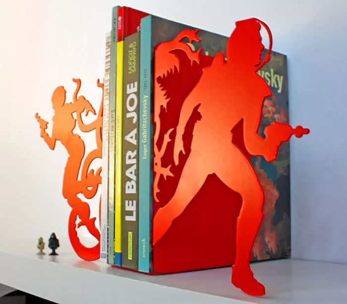 Große dekorative Buchstützen, die von Science-Fiction-Comics inspiriert sind
