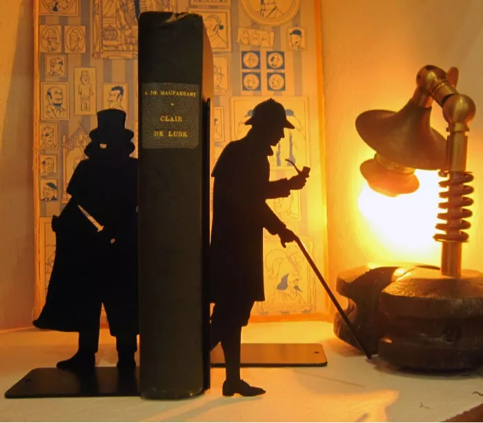Sherlock Holmes und Moriarty als dekorative Accessoires in einer Bibliothek