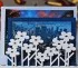 Dekoratives Accessoire mit Blumenmotiv zur Aufbewahrung von Post auf einem Schreibtisch