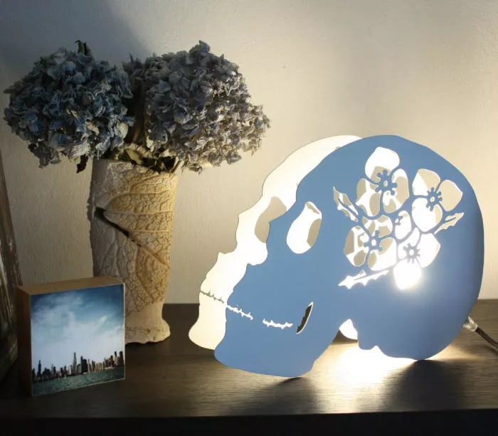 Lampe blanche crâne vanité motif floral