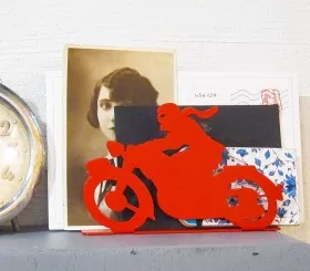 Briefumschlag aus rotem Metall Motorrad.
