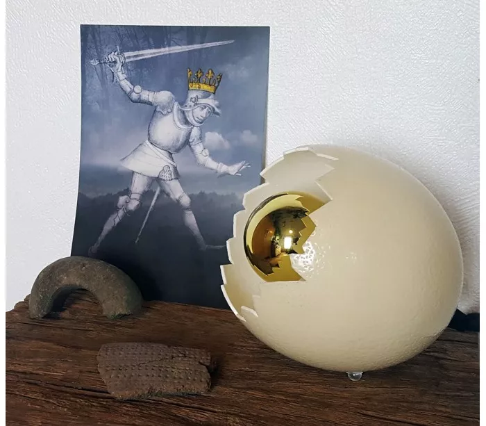 Luminaire contemporain en œuf d'autruche ampoule demi sphère dorée