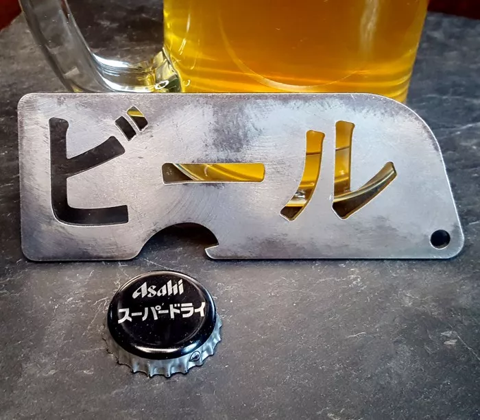 Flaschenöffner Biru aus gebürstetem Metall, inspiriert von japanischen Bieren