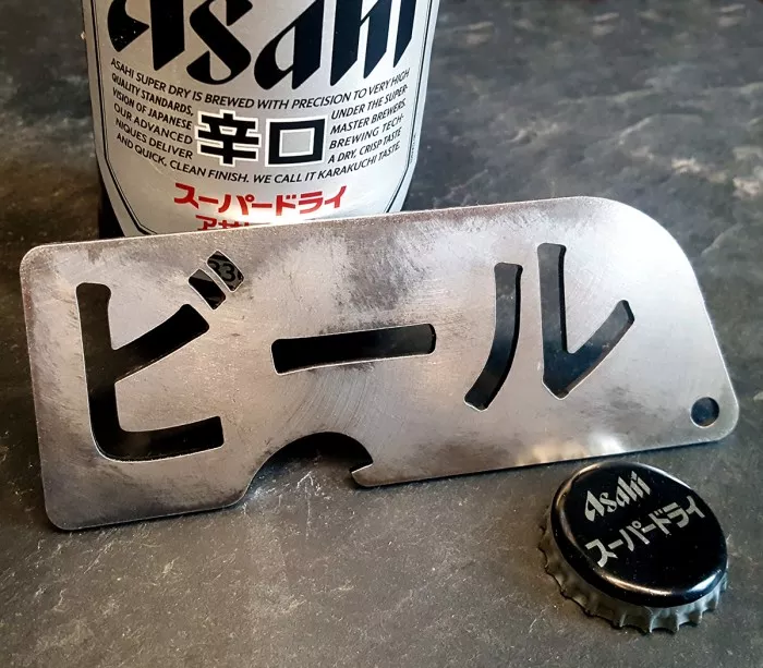 Flaschenöffner mit Bier lasergeschnitten auf Japanisch in Katakana