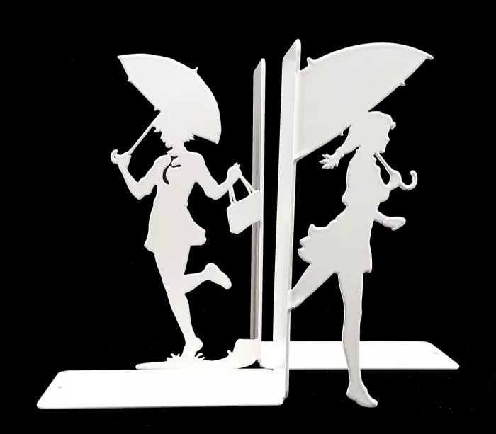 Pretty decoration idea for a manga fan's bookshelf