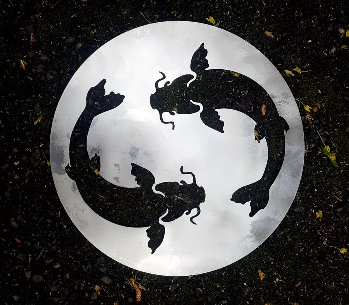 Untersetzer aus gebürstetem Metall mit lasergeschnittenen Fischen