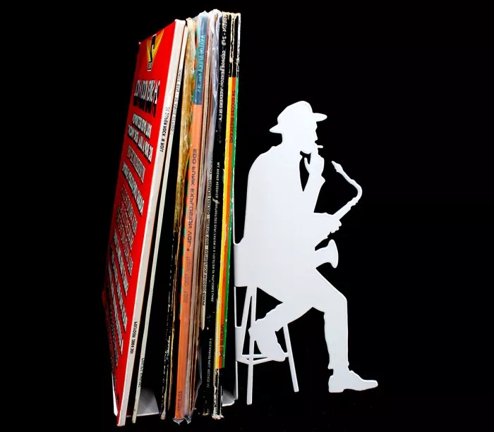 Große dekorative Buchstütze mit weißer Silhouette eines Saxophonisten