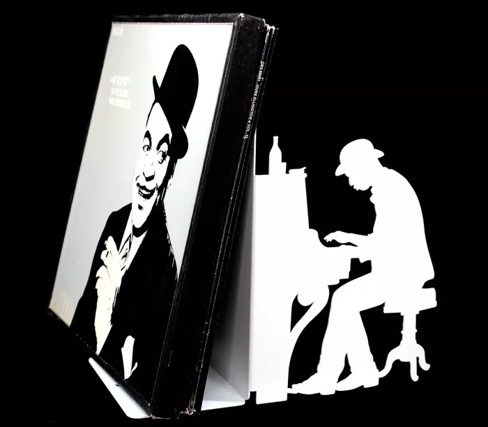 Dekorative Buchstütze mit Pianist aus weißem, lasergeschnittenem Metall