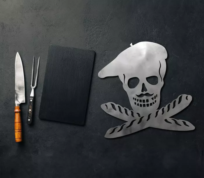 objet déco en métal avec tête de mort pavillon pirate français