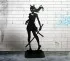 Sculpture silhouette noire de personnage féminin de manga armée d'un katana