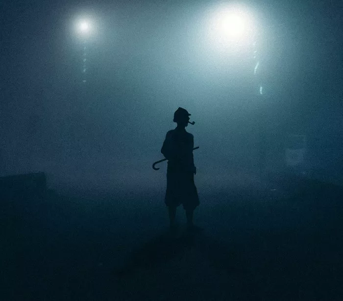Sherlock-Holmes-Figur als lebensgroße Silhouette dargestellt von Shohan-design